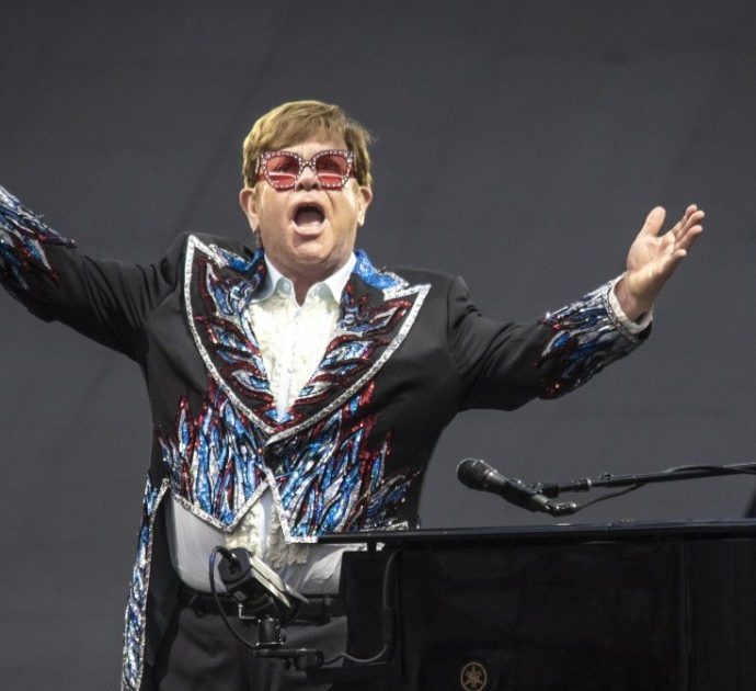 Elton John ‘tradisce’ la Regina Elisabetta per l’addio ai fan a Milano: “È il nostro ultimo show per divertirci al massimo” – Scaletta e curiosità