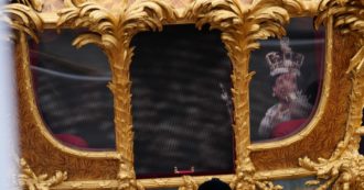 Copertina di Giubileo di Platino, un ologramma della Regina Elisabetta da giovane sul finestrino della carrozza