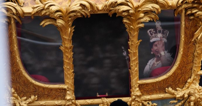 Giubileo di Platino, un ologramma della Regina Elisabetta da giovane sul finestrino della carrozza