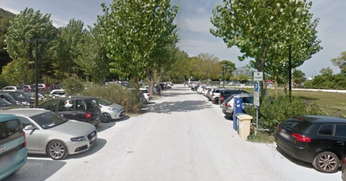 Ancona, parcheggiatrice aggredita con calci e sputi: “Mi diceva: tu non sai chi sono io, io sono di Ostia”. E’ caccia a un suv