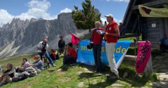 Copertina di Olimpiadi Cortina, centinaia al Passo Giau per la difesa delle Dolomiti contro l’impatto ambientale dei Giochi e l’allarme sfruttamento