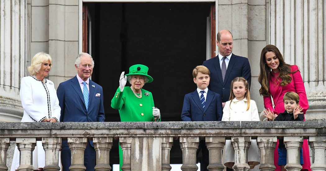 Giubileo di Platino, la regina Elisabetta si è affacciata dal balcone di Buckingham Palace con la Royal family