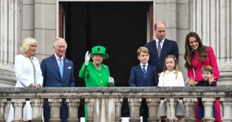 Copertina di Giubileo di Platino, il video della regina Elisabetta che si affaccia a sorpresa dal balcone di Buckingham Palace con la Royal family