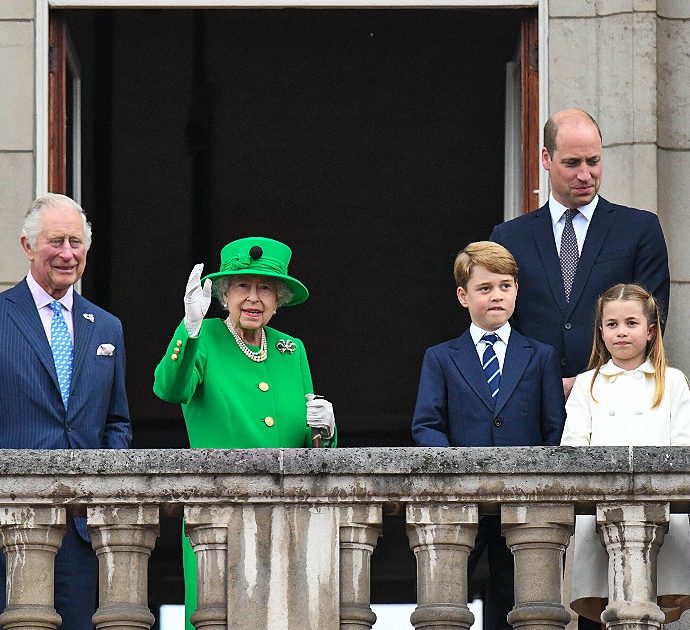 Giubileo di Platino, il video della regina Elisabetta che si affaccia a sorpresa dal balcone di Buckingham Palace con la Royal family