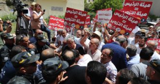 Copertina di Tunisia, i magistrati si ribellano al presidente Saied: sciopero di 7 giorni dopo la rimozione di 57 giudici. Scontri tra manifestanti e polizia