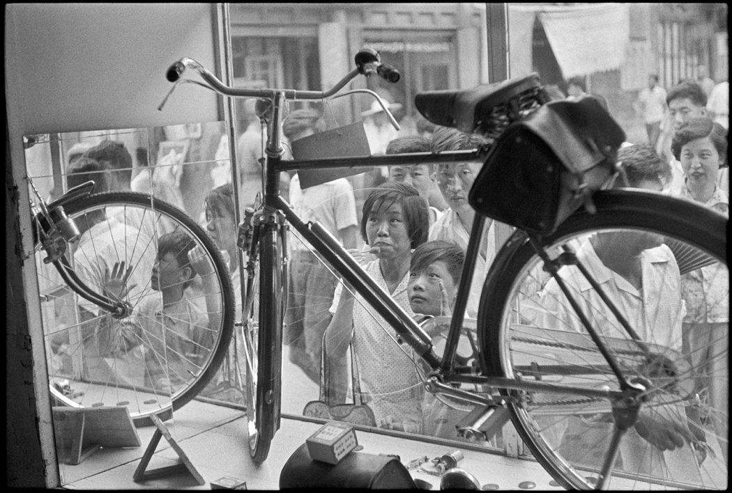 Pechino, luglio 1958. Gelatin silver print, 1970s © Fondation Henri Cartier-Bresson / Magnum Photos 