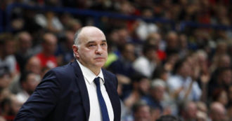 Copertina di L’allenatore del Real Madrid di basket Pablo Laso colpito da un infarto: “È in terapia intensiva”
