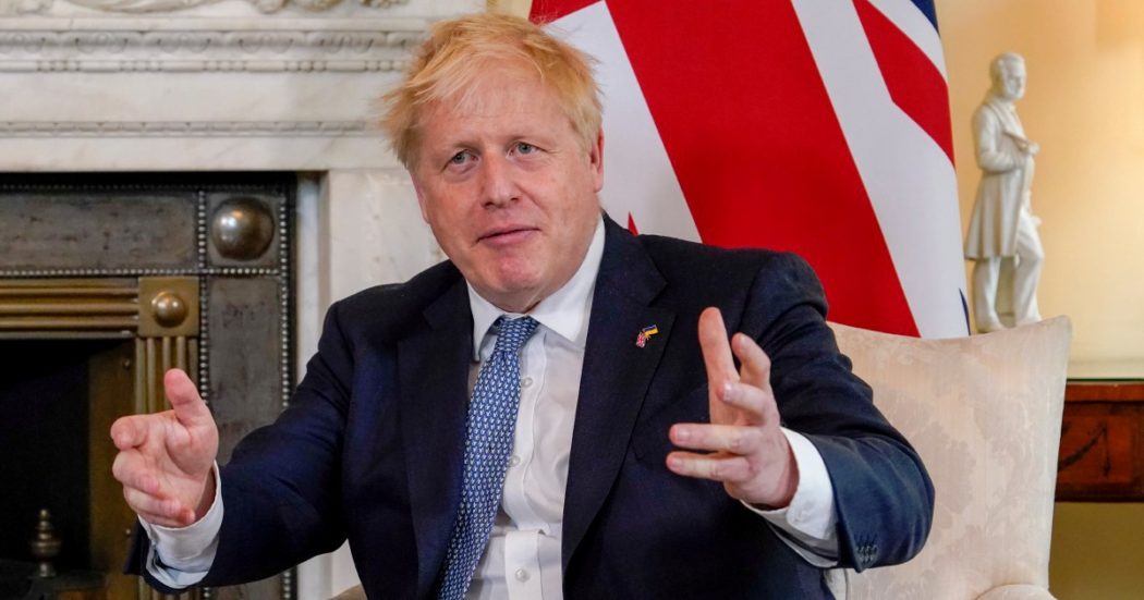 Gran Bretagna, Boris Johnson si dimetterà oggi da leader Tory: “Ma resta premier fino all’autunno”. In 53 hanno lasciato il suo governo