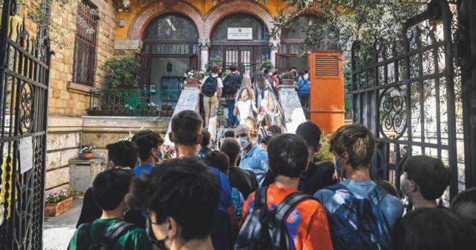 Serianni: “I giovani non padroneggiano l’italiano, serve un’ora in più”