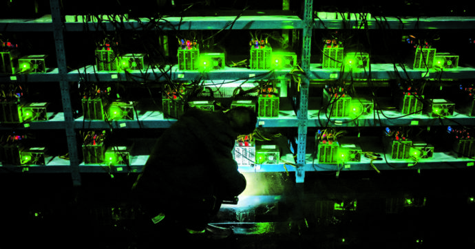 epa06262776 YEARENDER 2017 PHOTO ESSAYS
(04/26) Bitcoin miner Huang inspects a malfunctioning mining machine during his night shift at the Bitcoin mine in Sichuan Province, China, 26 September 2016. Miners can check a machine's condition and operations using phones and personal computers. For most issues, they can simply restart a machine. 'If it's a complicated problem, we just ship it to the factory and let them fix it,' Huang said.
China is one the main exchange market of bitcoins although the digital currency exists in a legal limbo and prone to speculation. The country hosts some of the biggest 'mining pools' in the world, clusters of supercomputers which task is minting new bitcoins and maintaining the system, sometimes installed in shady places close to power plants. Sichuan has become known as 'the capital of bitcoin mining' as entrepreneurial Chinese set up 'mines' there due to its abundance of hydropower, perfect for the high electricity needs of the large number of computers required for Bitcoin mining. Bitcoin mines are buildings with warehouse-like structures equipped with massive numbers of microprocessors with which 'miners' solve complex math problems and are rewarded in the digital currency.
The industry exists in a legal gray zone in China, and the miners in this story, concerned about attention from the government, asked not to have their full names or the names of the villages where their mines are located mentioned in this story. EPA/LIU XINGZHE/CHINAFILE ATTENTION: For the full PHOTO ESSAY text please see Advisory Notice epa06062671 *** Local Caption *** 53622070 Copertina di Lo Stato di New York vuole limitare il mining di bitcoin: inquina troppo