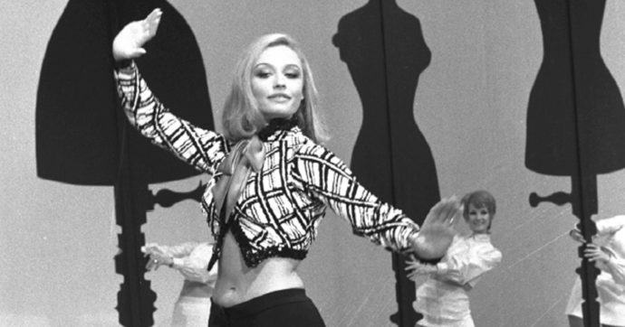 Raffaella Carrà, l’ombelico alla bolognese che ruppe il soffitto di cristallo
