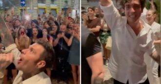 Copertina di Fedez, Tananai e Mara Sattei promuovono “Dolce Vita” con un live improvvisato in centro a Milano – VIDEO