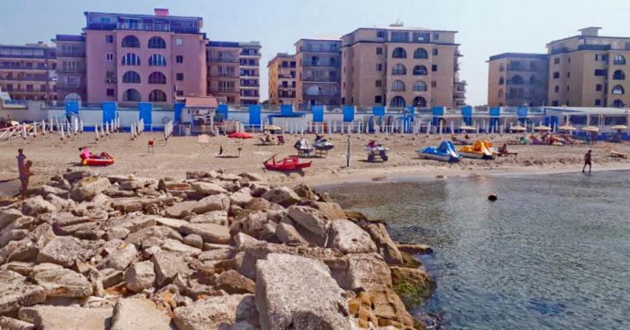 Copertina di Salva 2 bimbi in mare e muore sulla spiaggia