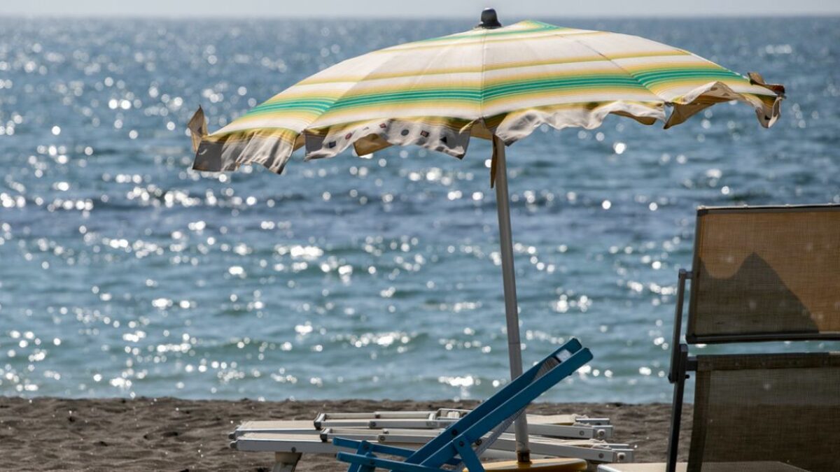 “Trattata come un’intrusa. Mi hanno detto che prima dovevo noleggiare l’ombrellone”: bagnante si sposta dalla spiaggia libero al bar del lido, ma viene respinta