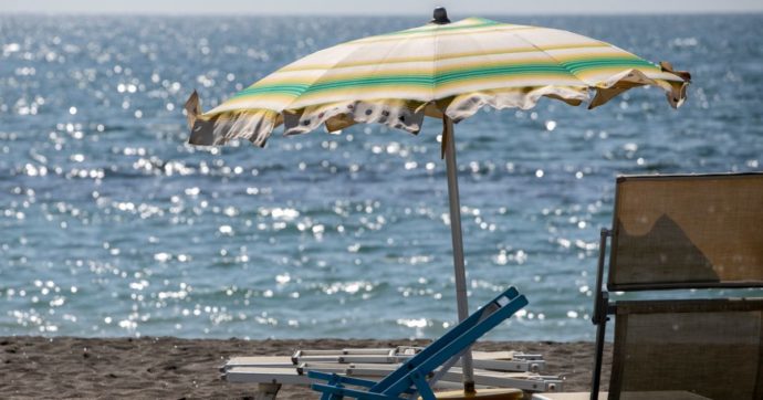 Si alza una folata di vento in spiaggia: 63enne muore trafitta da un ombrellone