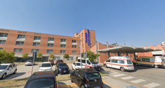 Copertina di Prende a botte una novantenne senza motivo dopo la festa di fine scuola: denunciato