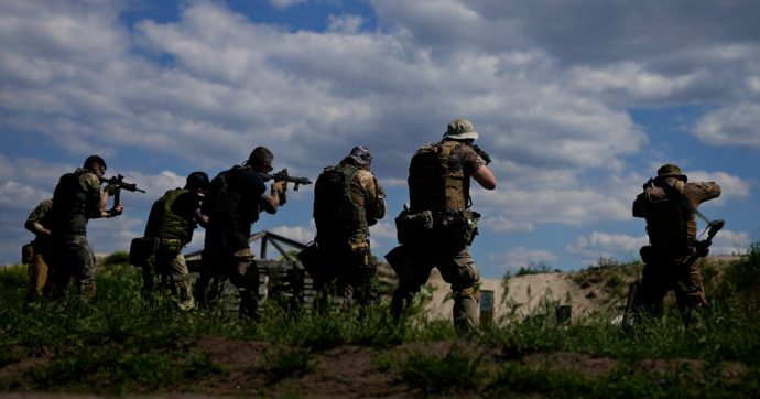 ‘Putin non ha ricambi per le truppe in Ucraina: tutte impegnate nel lungo fronte di guerra. E i suoi vecchi carri armati non bastano’ | L’analisi