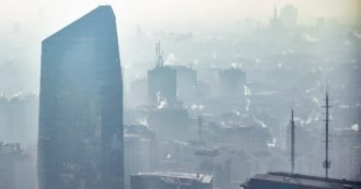 Copertina di Smog su Milano, inquinamento da biossido di azoto sopra i limiti. “110 mila bambini respirano aria tossica”