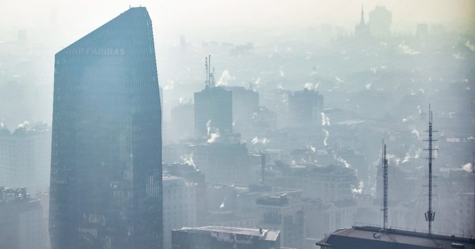 Smog su Milano, inquinamento da biossido di azoto sopra i limiti. “110 mila bambini respirano aria tossica”