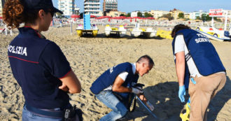 Copertina di Rimini, rissa di notte tra quattro giovani sulla spiaggia: uno di loro stacca un pezzo di dito a un altro e lo ingoia. Tre arresti