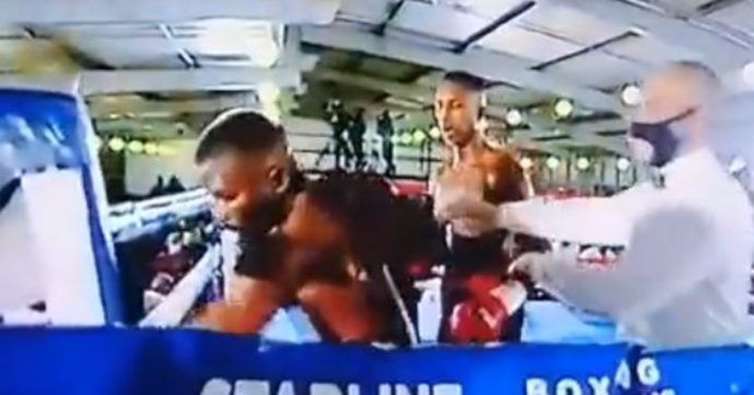 Simiso Buthelezi morto a 24 anni per danni cerebrali: il pugile era impazzito sul ring, tirava pugni nel vuoto – VIDEO