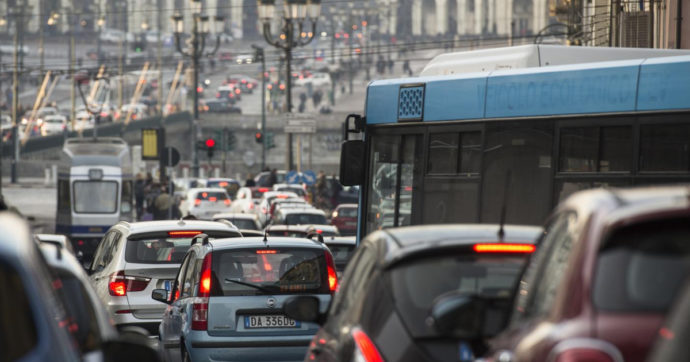 La Commissione Ue prova a mandare in pensione l’auto a benzina e diesel. Ma il voto di oggi a Strasburgo è in bilico