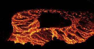 Copertina di Etna, si apre una nuova bocca effusiva: le immagini ravvicinate di una colata di lava – Video