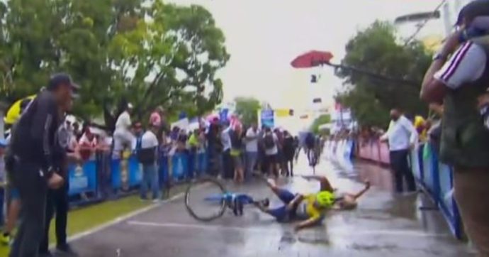 Ciclista taglia il traguardo ma investe la moglie: l’incidente al giro di Colombia – VIDEO