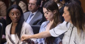 Copertina di Simone Biles e altre ginnaste vittime di abusi chiedono un miliardo all’Fbi: “Ha coperto le molestie di Larry Nassar”