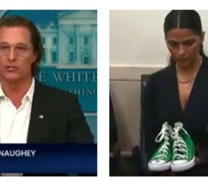 Matthew McConaughey dal palco della Casa Bianca mostra le Converse verdi di una giovane vittima della sparatoria di Uvalde