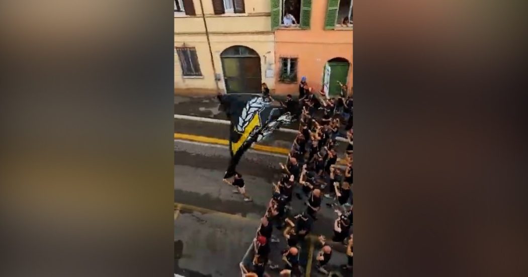 Cesena, migliaia di ultras ungheresi sfilano per le vie della città intonando cori per Mussolini