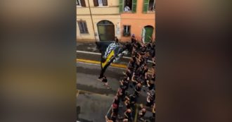 Copertina di Cesena, migliaia di ultras ungheresi sfilano per le vie della città intonando cori per Mussolini