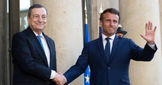 Copertina di Cena tra Draghi e Macron all’Eliseo, dal sostegno a Kiev al nuovo Recovery: ecco di cosa hanno parlato