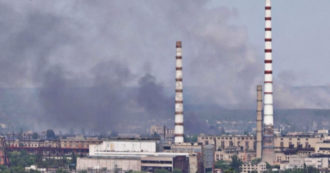 Copertina di Ucraina, infuriano i combattimenti a Severodonetsk: esplosioni e colonne di fumo si innalzano dalla città – Video