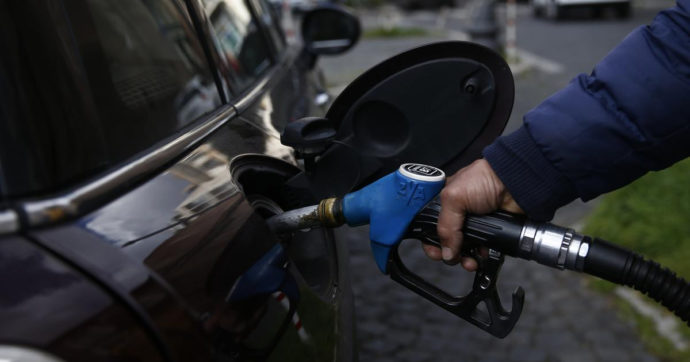 Benzina senza freni, sfondata quota 2 euro al litro. Il Pd chiede un tetto ai prezzi per tutta l’estate