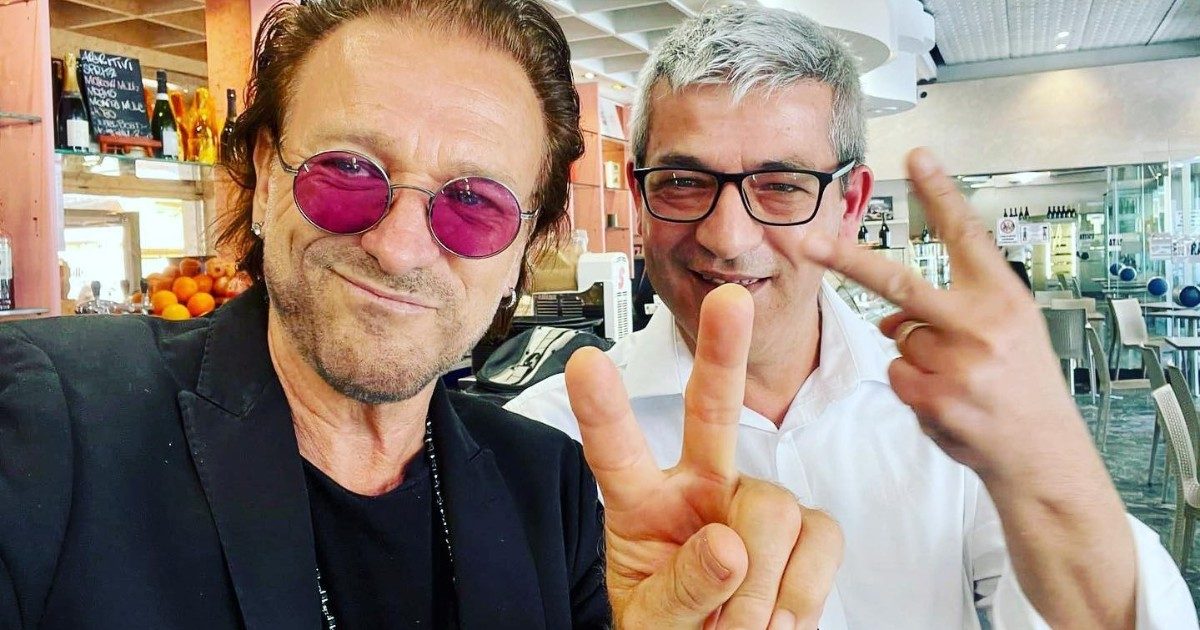 “C’è Bono Vox degli U2 a Bologna!”, fan in delirio ma è un sosia: ci cascano anche il sindaco Lepore e il presidente della Regione Bonaccini