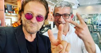 Copertina di “C’è Bono Vox degli U2 a Bologna!”, fan in delirio ma è un sosia: ci cascano anche il sindaco Lepore e il presidente della Regione Bonaccini