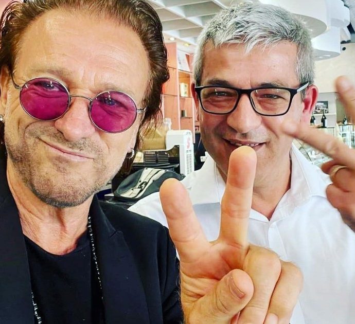 “C’è Bono Vox degli U2 a Bologna!”, fan in delirio ma è un sosia: ci cascano anche il sindaco Lepore e il presidente della Regione Bonaccini