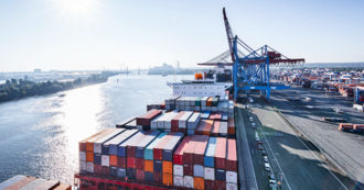 Copertina di Germania, 150mila container bloccati nel mare del Nord per lo sciopero dei portuali: quaranta navi in attesa al largo di Bremerhaven