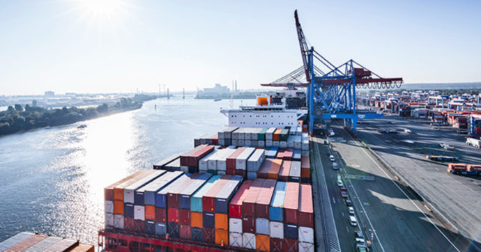 Germania, 150mila container bloccati nel mare del Nord per lo sciopero dei portuali: quaranta navi in attesa al largo di Bremerhaven