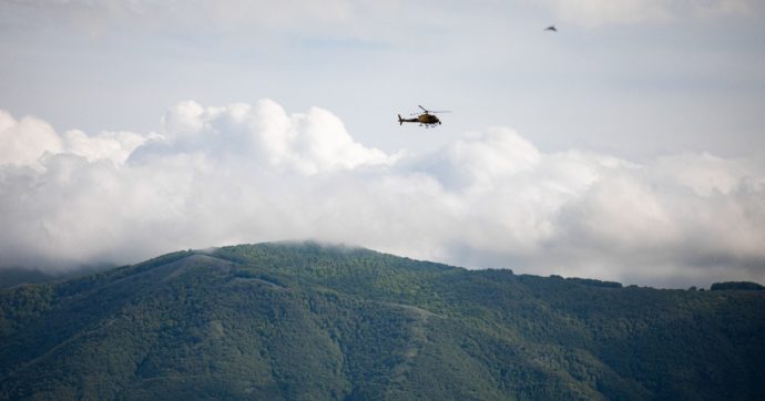 Elicottero disperso tra Emilia-Romagna e Toscana: a bordo sette persone. L’ultima segnalazione sopra le montagne del Modenese