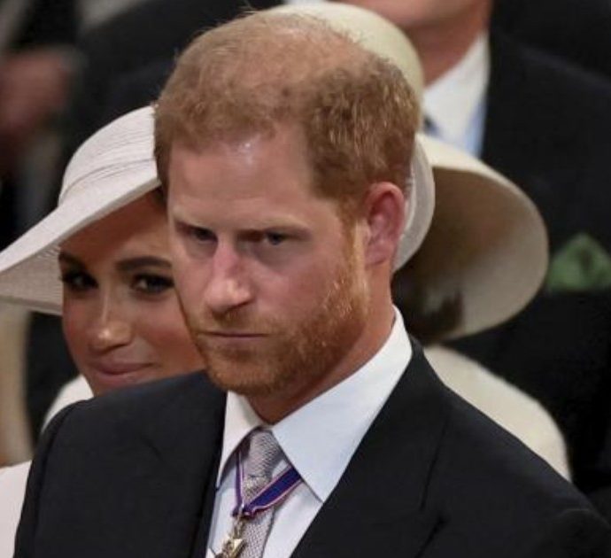 Harry ‘ha vinto’: potrà indossare la divisa reale per l’ultima volta ai funerali della nonna, la Regina Elisabetta