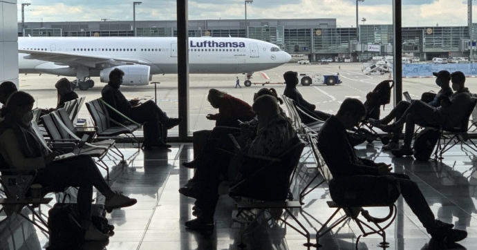 Lufthansa cancella 900 voli in programma a luglio per carenza di personale. Possibile sciopero estivo dei dipendenti Ryanair