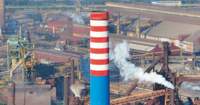 Copertina di Taranto, Draghi rivuole la “grande Ilva”. Il comitato insorge: “Impatto devastante”