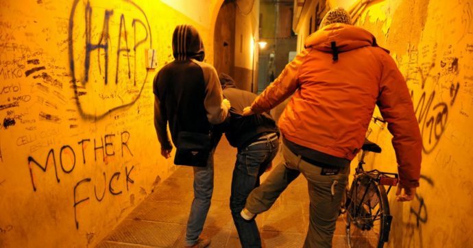 Palermo, la denuncia di una ragazza: “Picchiata da una baby gang per omofobia”