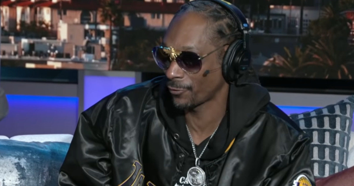 Snoop Doog aumenta lo stipendio al suo “rollatore personale” di blunt di marijuana (prima era di 45mila euro all’anno)