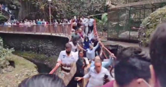 Copertina di Il ponte sospeso crolla all’improvviso durante la cerimonia di inaugurazione: sindaco, moglie e decine di cittadini cadono nel vuoto – VIDEO