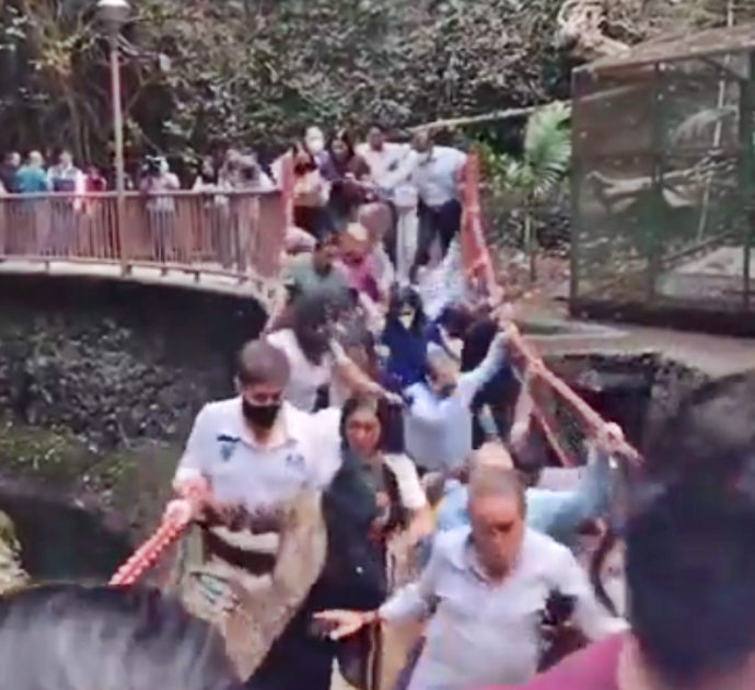 C’è l’inaugurazione del ponte, ma la struttura crolla: sindaco e giornalisti finiscono nel torrente – Video