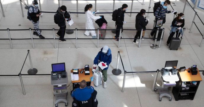 Covid, gli Stati Uniti tolgono l’obbligo di test all’ingresso per i viaggiatori: stop dal 12 giugno