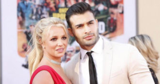 Copertina di Britney Spears convola a nozze con Sam Asghari. L’ex marito fa irruzione durante la cerimonia: “Lei è stata la mia prima e unica moglie”